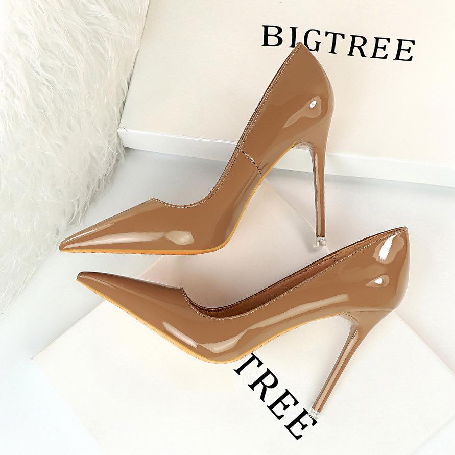 Shiny patent leather pumps
