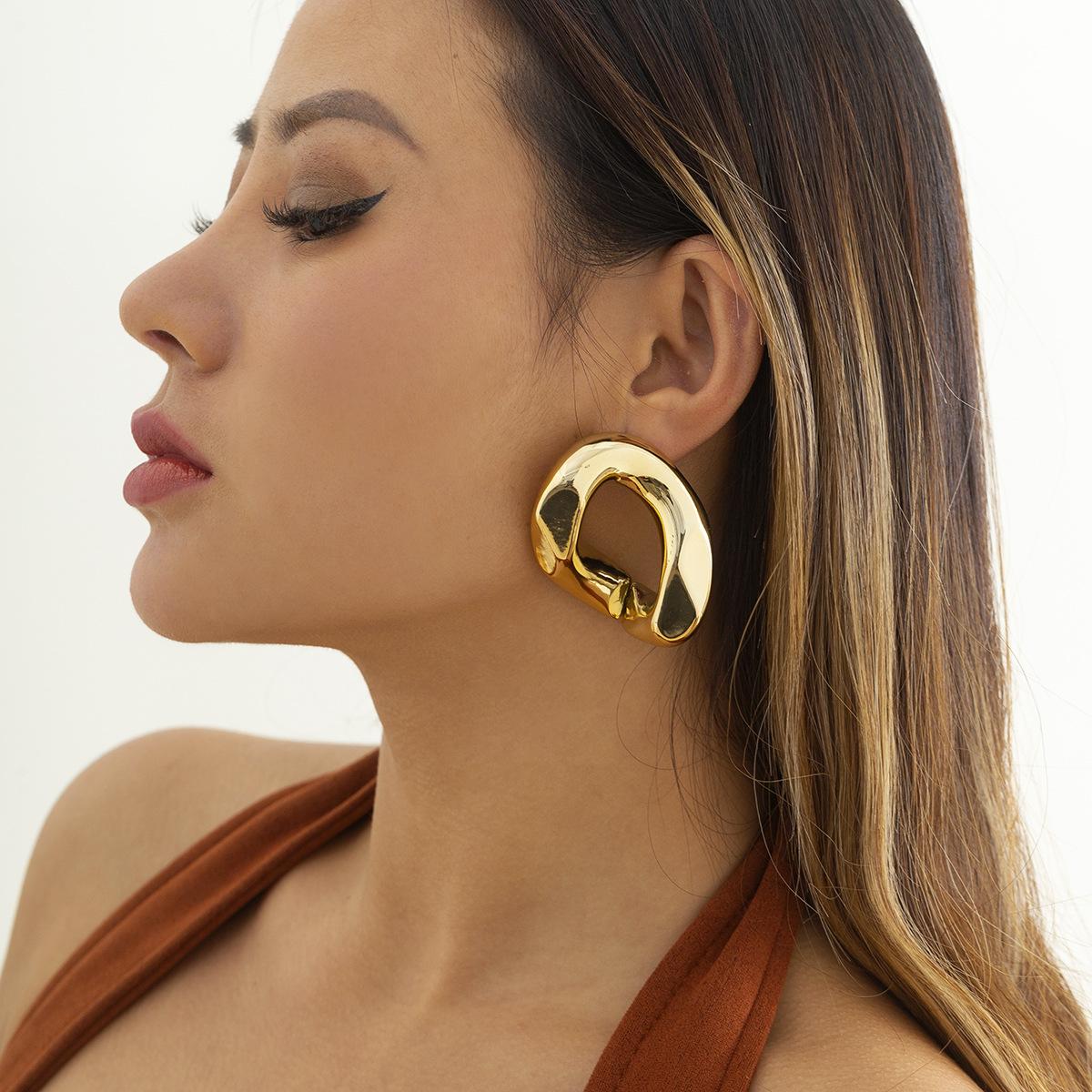 Women's Retro Geometric Trend Hollow Metallic Earrings