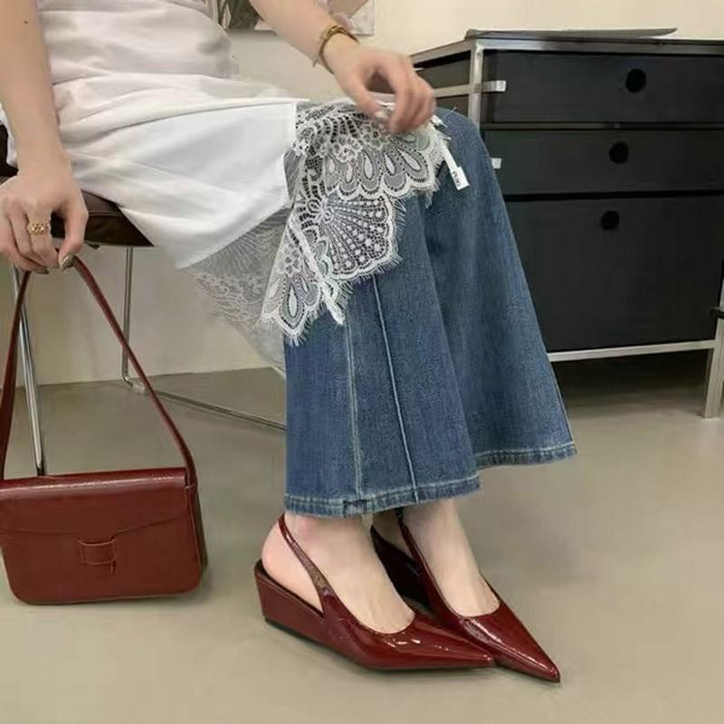 Niche-style Pointed-toe Slingback Pumps