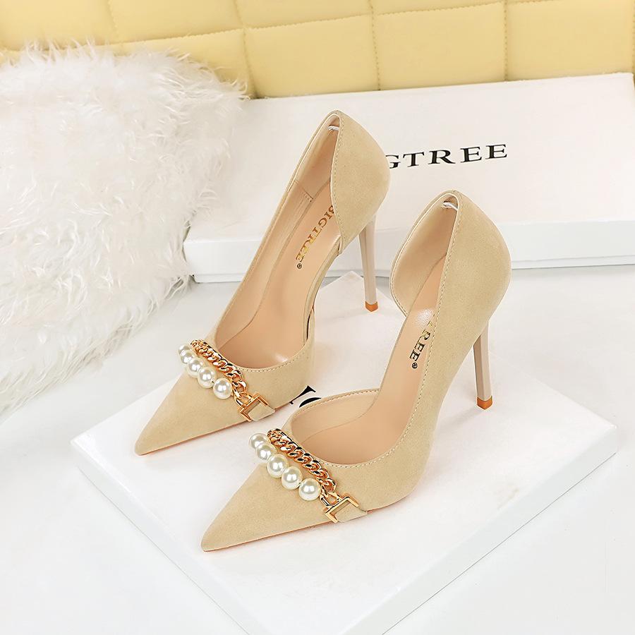 Shallow-toe Pointed-toe Pearl-embellished Metallic Chain Side-cutout Pumps